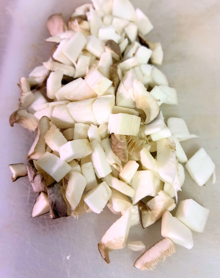 エリンギの粗みじん切りの状態 エリンギ 粗みじん切り カット方法