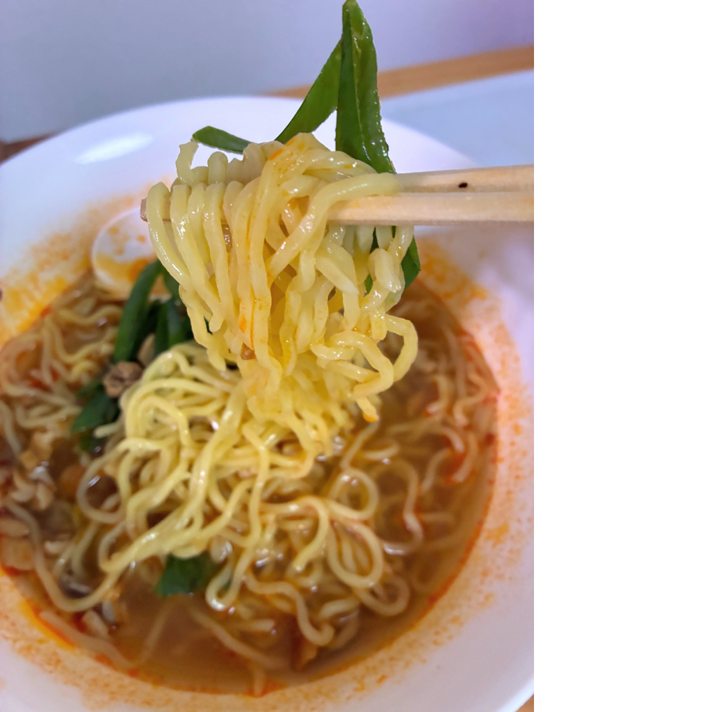 麺を持ち上げた自家製醤油ラーメン