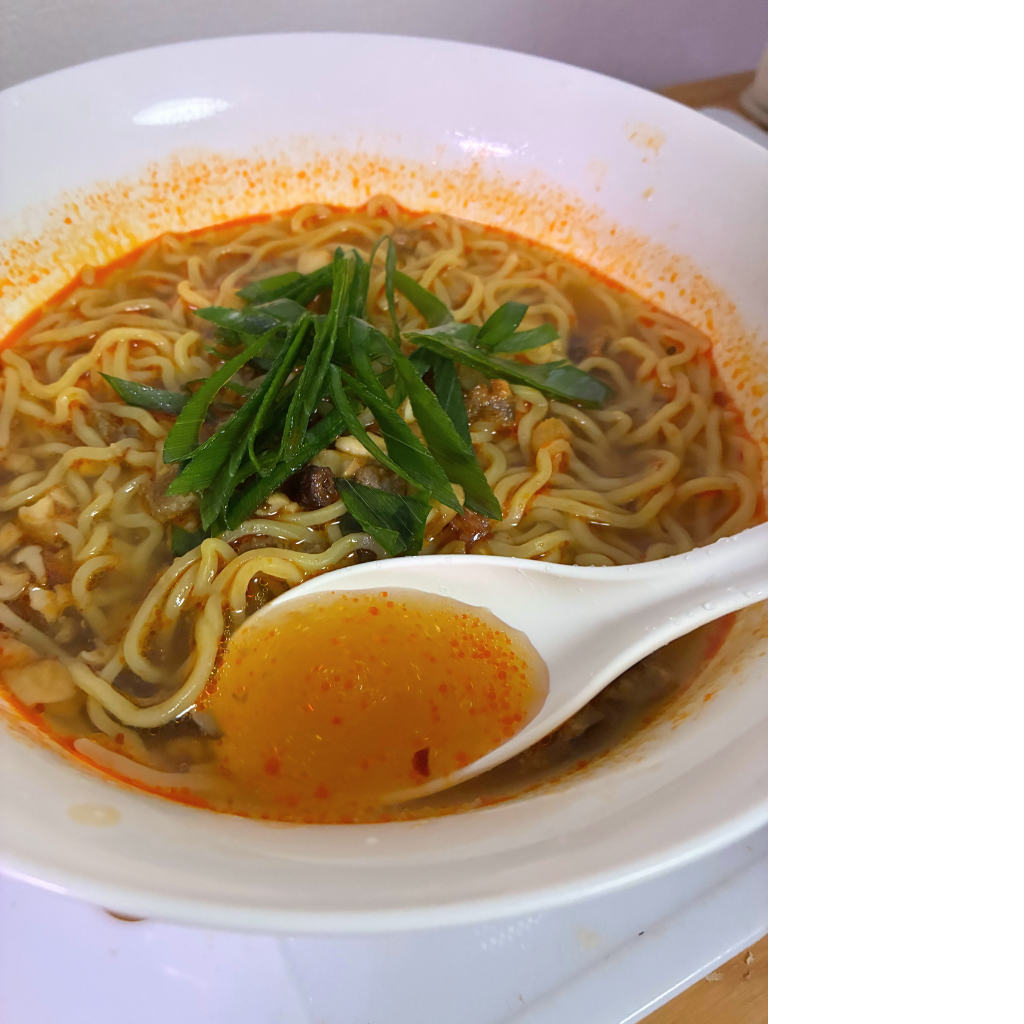 レンゲですくった自家製醤油ラーメンのスープ